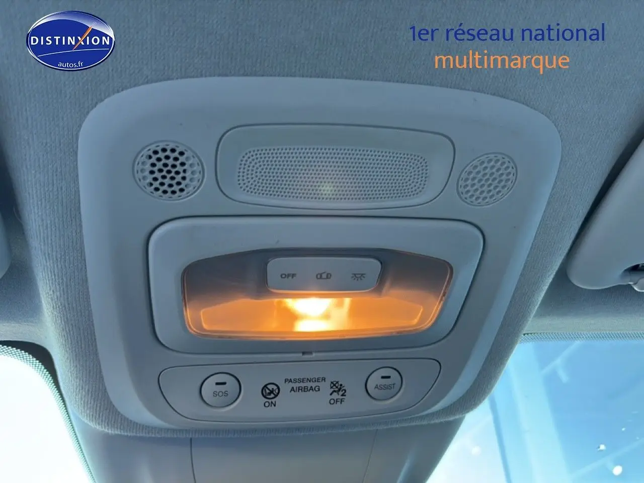 Plafonnier intérieur allumé vu de dessous dans une FIAT 500 Yellow Gold Métal, avec boutons SOS et assistance visibles.