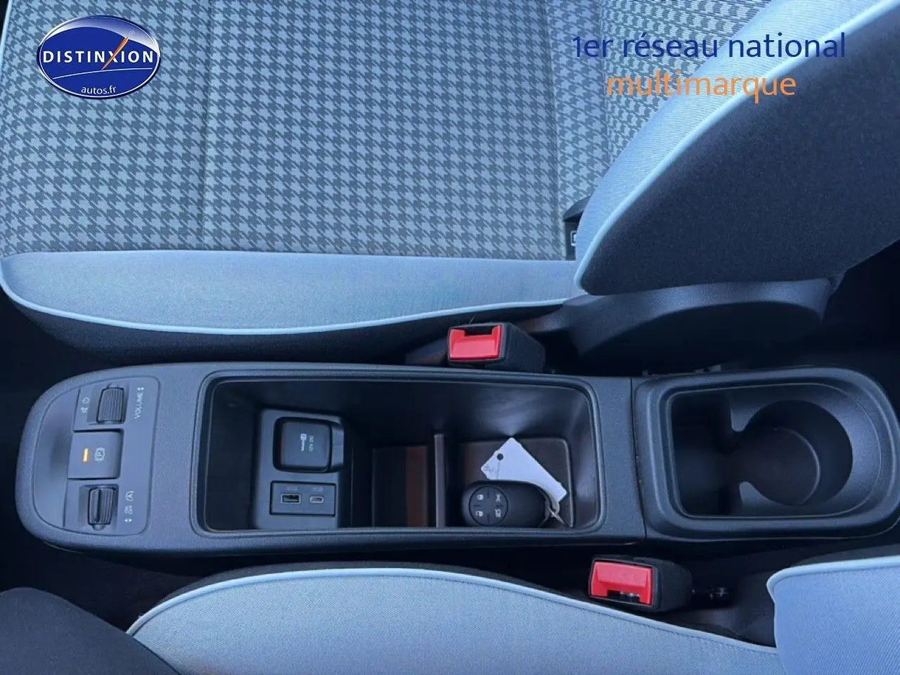 Vue plongeante sur la console centrale et les sièges avant à motif pied de poule de la FIAT 500 Yellow Gold Métal.