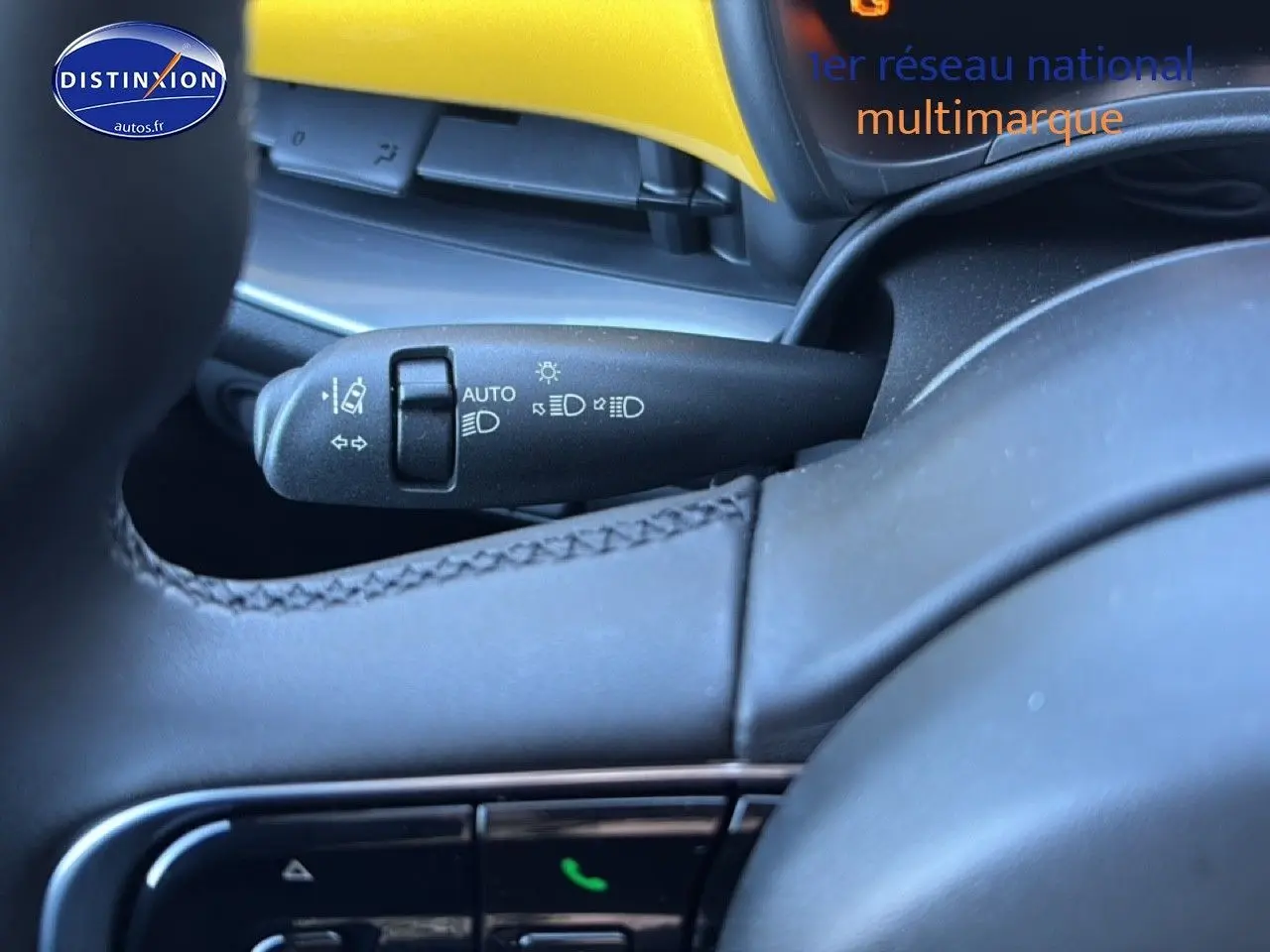 Détail intérieur montrant la manette des feux et commandes au volant d'une Fiat 500 Yellow Gold Métal.