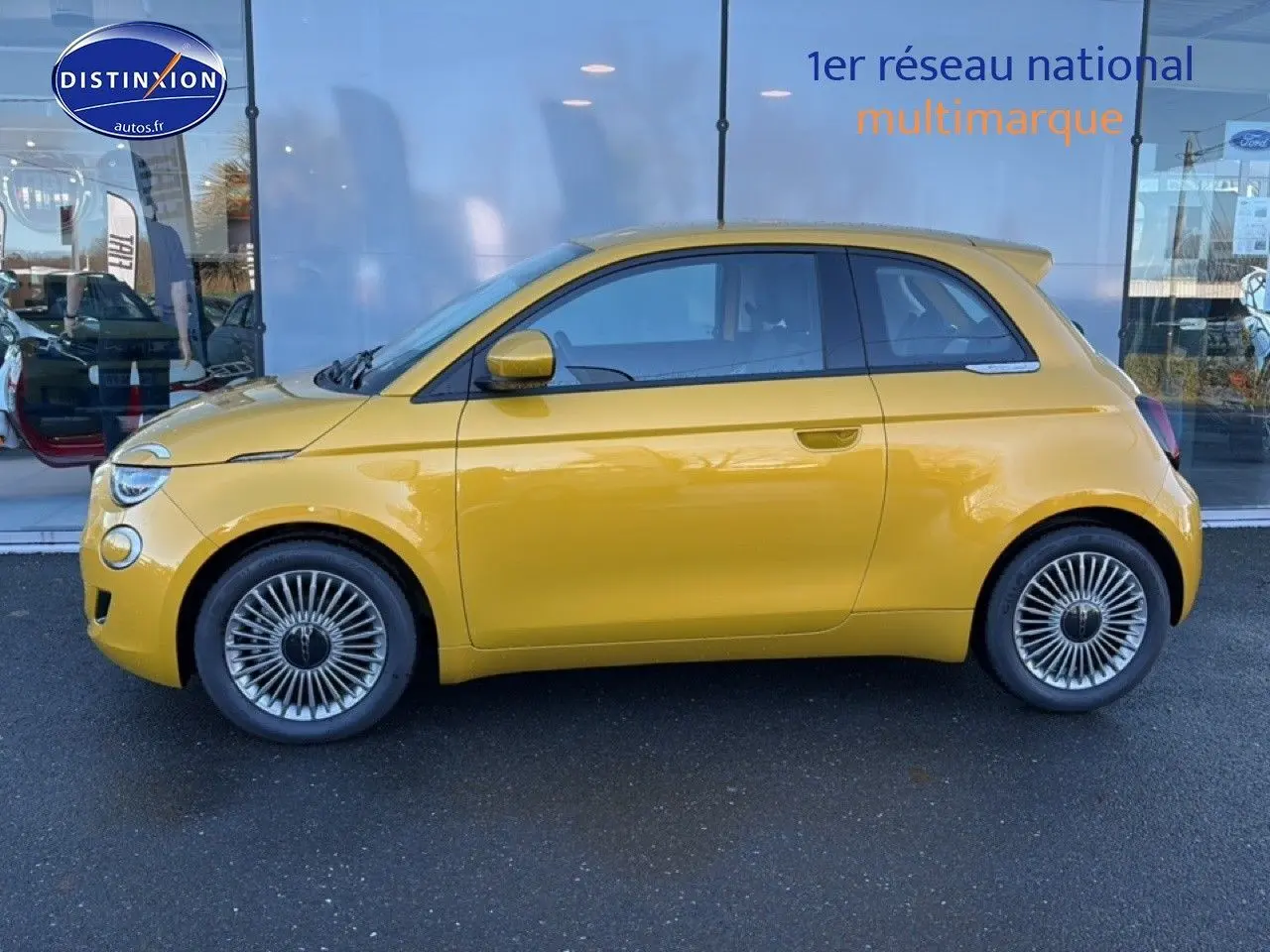 Profil côté gauche d'une FIAT 500 Yellow Gold Métal 2026, avec jantes alu et becquet arrière visible.