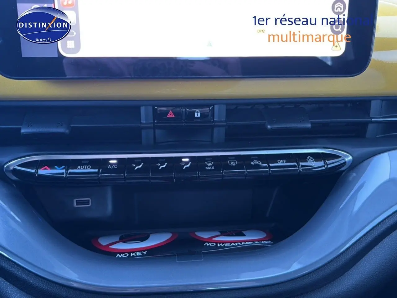 Vue rapprochée de la console centrale de la FIAT 500 Yellow Gold Métal, montrant les commandes de climatisation et l'écran tactile.