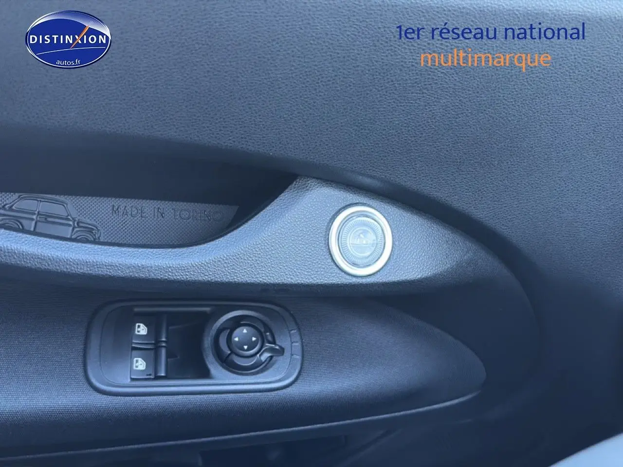 Détail de la porte côté conducteur de la Fiat 500 Yellow Gold Métal avec commandes des vitres et rétroviseurs.