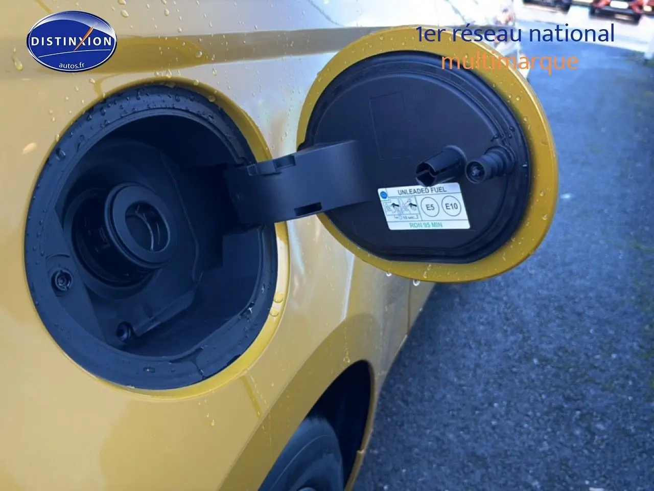 Bouchon de réservoir essence ouvert côté gauche d'une FIAT 500 Yellow Gold Métal sous la pluie.