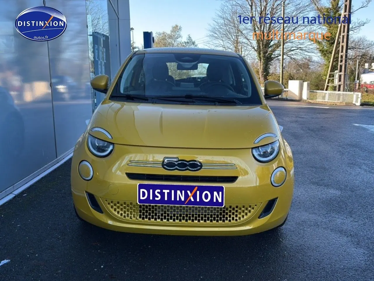 Vue avant d'une FIAT 500 Yellow Gold Métal 2026, mettant en valeur ses phares LED ronds et sa calandre distinctive.