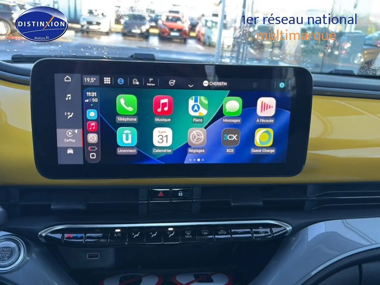 Vue intérieure du tableau de bord de la FIAT 500 Yellow Gold Métal avec écran tactile multifonction allumé.