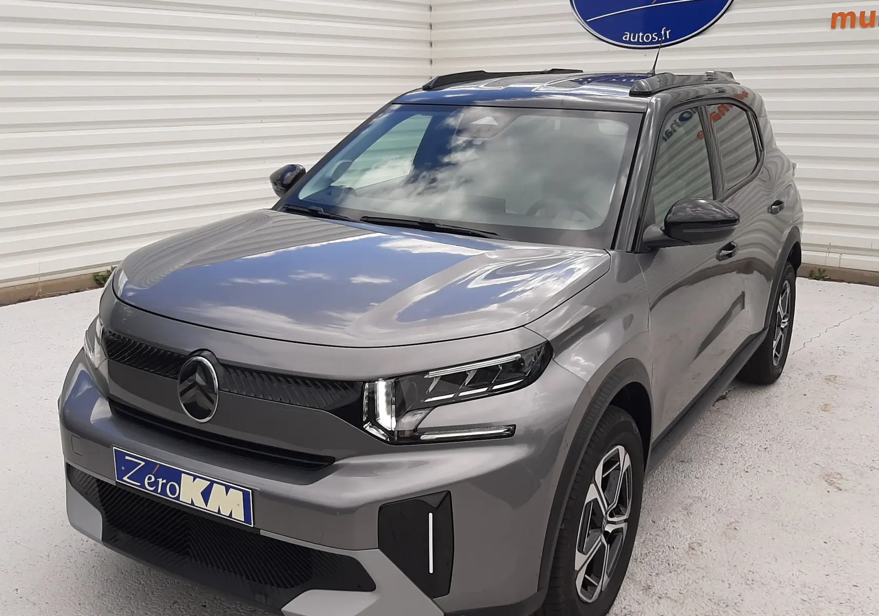 Vue 3/4 avant droite du Citroën C3 Aircross 2026 gris Mercury avec toit noir et jantes biton distinctives.