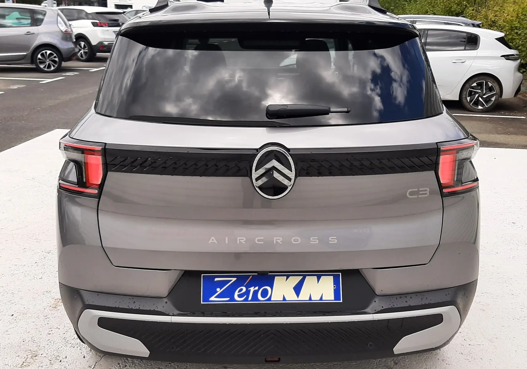 Vue arrière d'un Citroën C3 Aircross gris Mercury avec toit noir, mettant en valeur son logo et ses feux arrière LED.