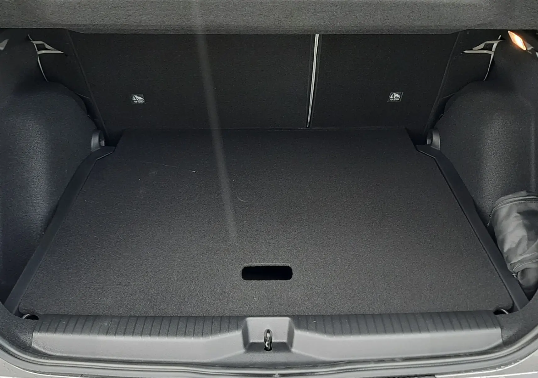 Coffre ouvert vu de l'arrière d'une Citroën C3 Aircross gris Mercury avec toit noir, montrant un espace de chargement vide.