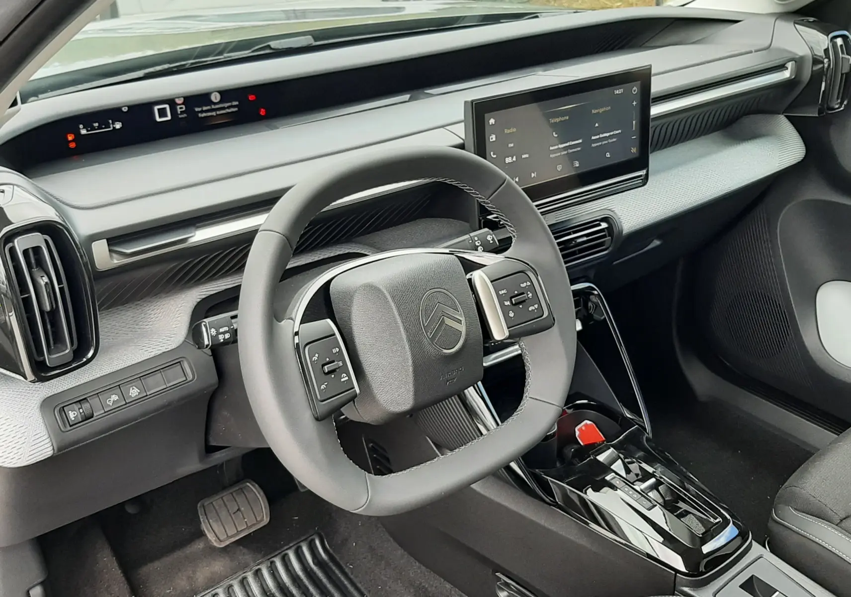 Vue intérieure côté conducteur du Citroën C3 Aircross 2026, tableau de bord moderne avec écran tactile central et volant compact.
