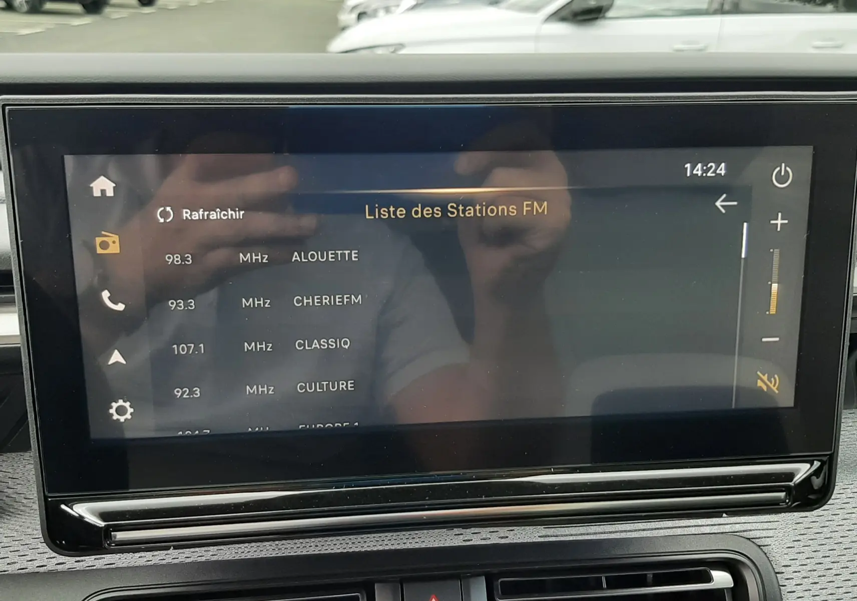 Écran tactile central affichant la liste des stations FM dans l’habitacle d’une Citroën C3 Aircross 2026.