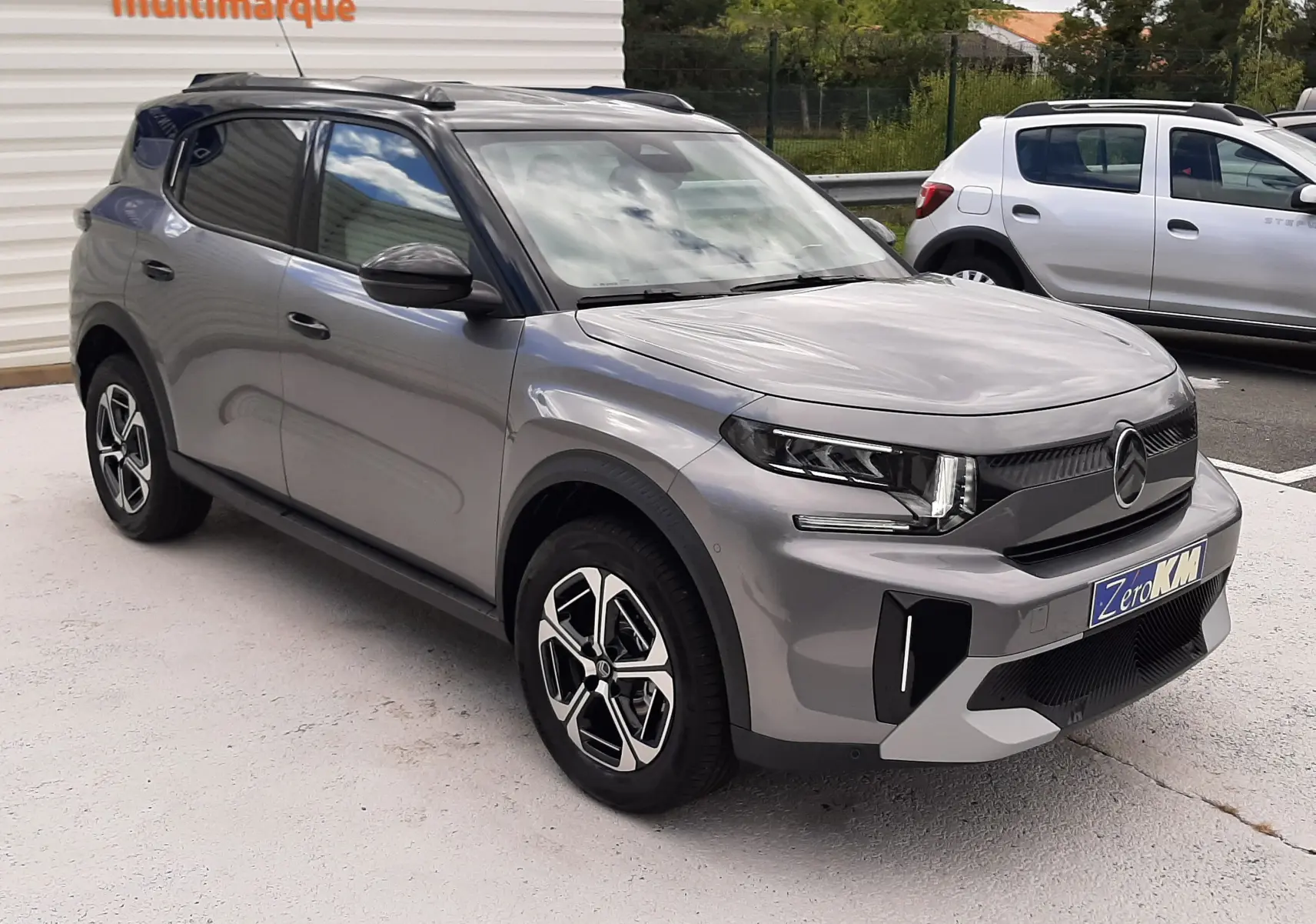 SUV Citroën C3 Aircross gris Mercury avec toit noir, vu en 3/4 avant droit sur parking extérieur.