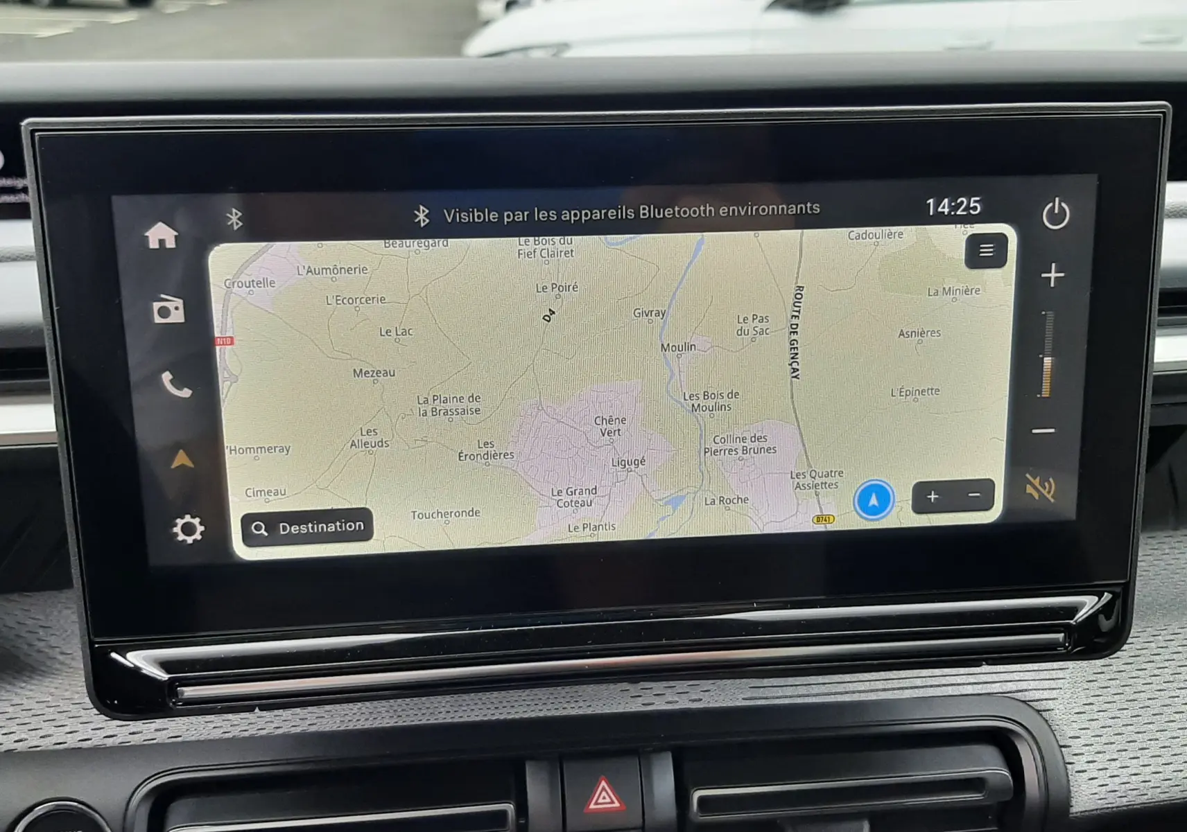 Vue intérieure centrée sur l'écran tactile du système de navigation du Citroën C3 Aircross 2026, avec tableau de bord noir.