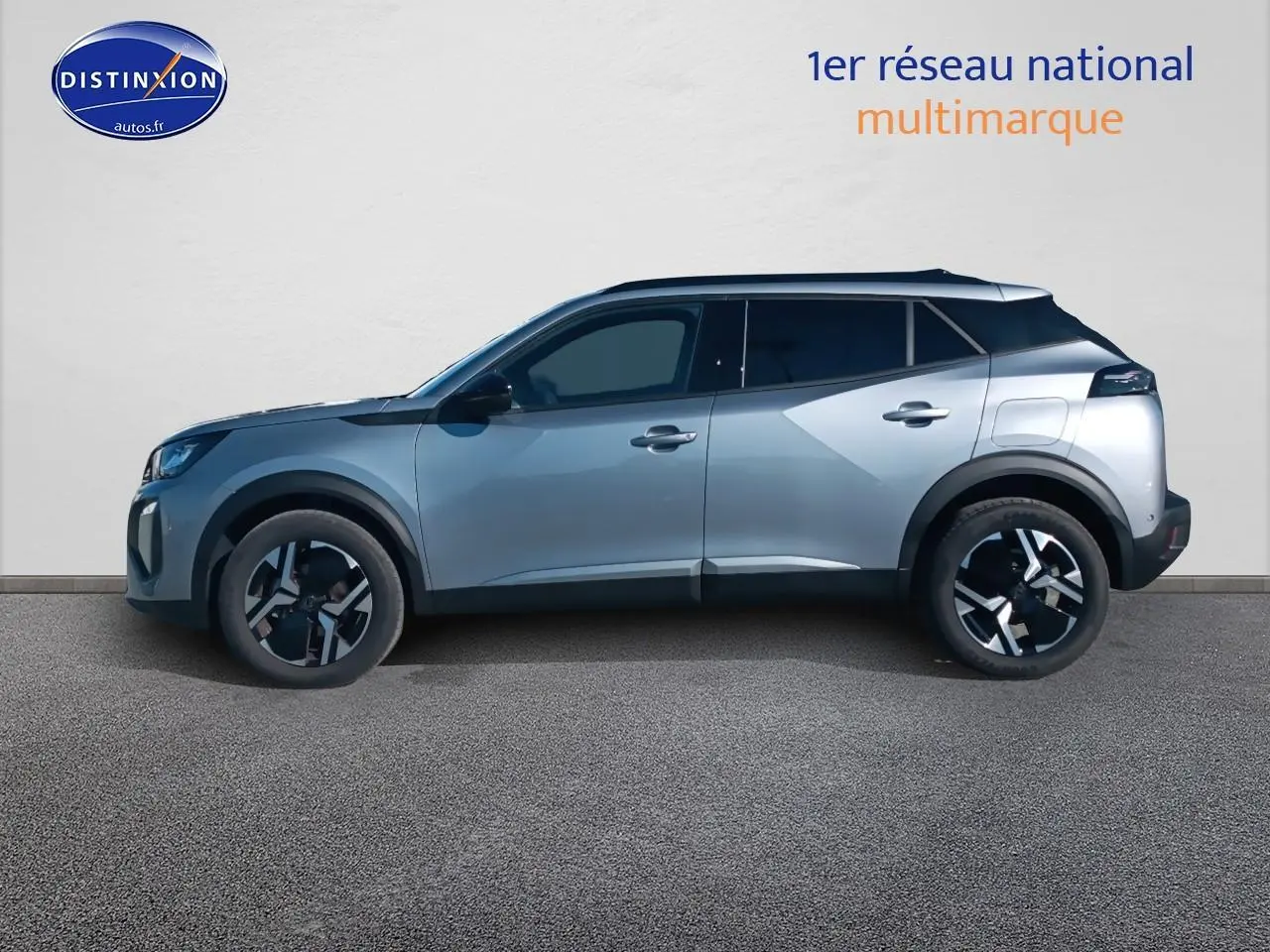 Profil droit du Peugeot 2008 1.2 100 Allure gris Artense avec jantes alu et vitres arrière teintées.