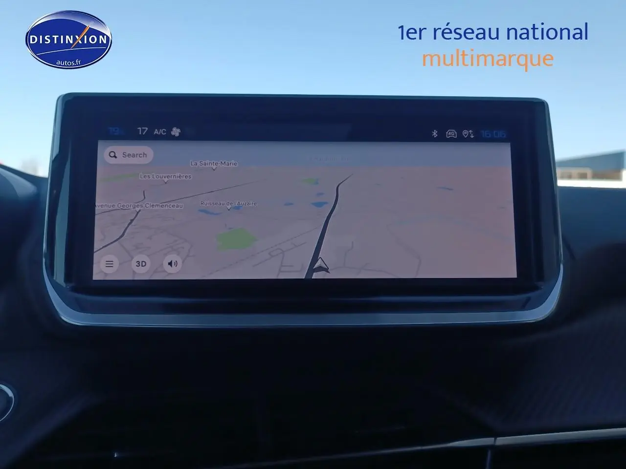Écran tactile central affichant la navigation dans l’habitacle du Peugeot 2008 gris Artense, vue de face.