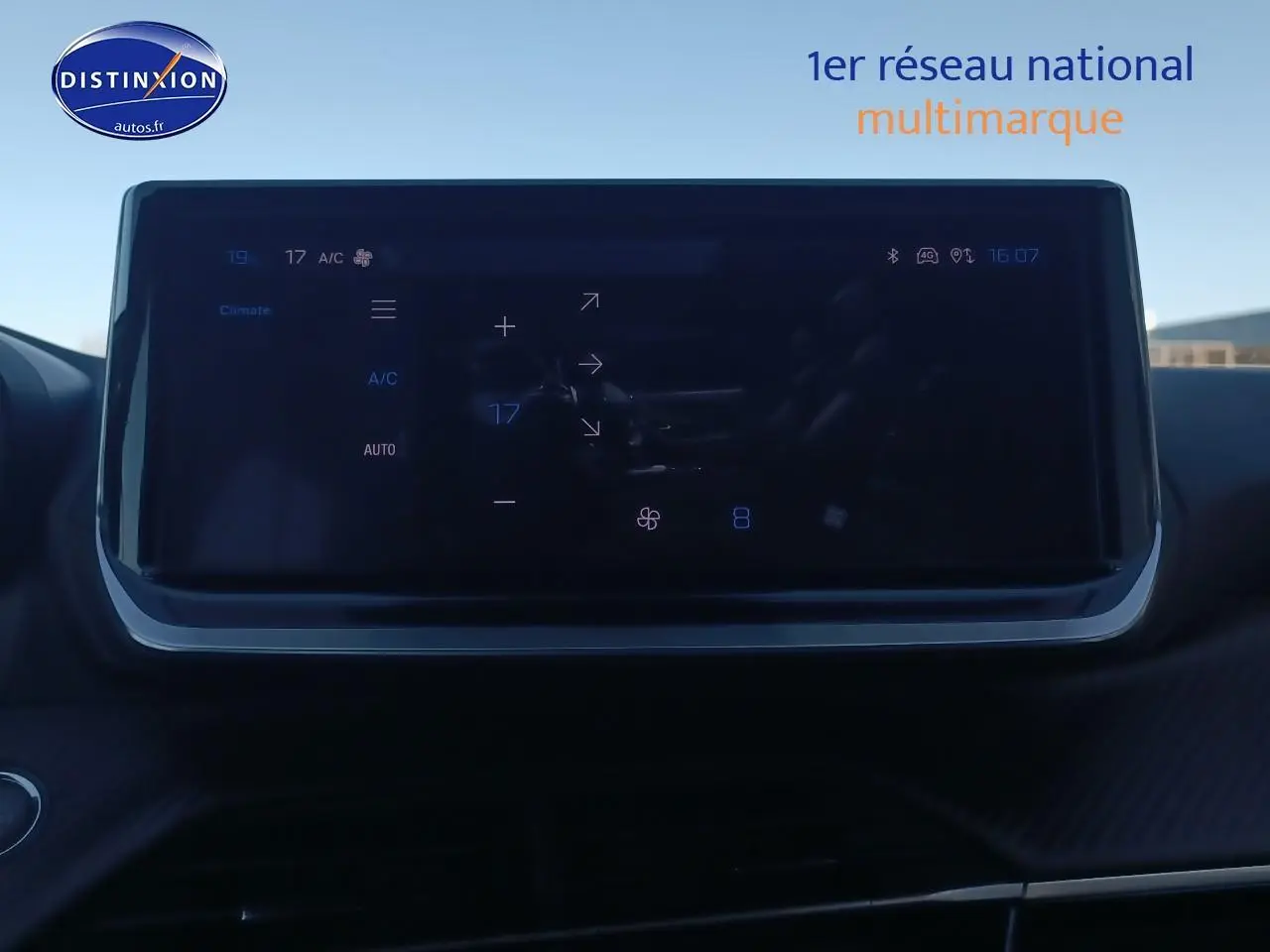 Vue frontale de l'écran tactile multifonction noir du tableau de bord du Peugeot 2008 gris artense 2025.