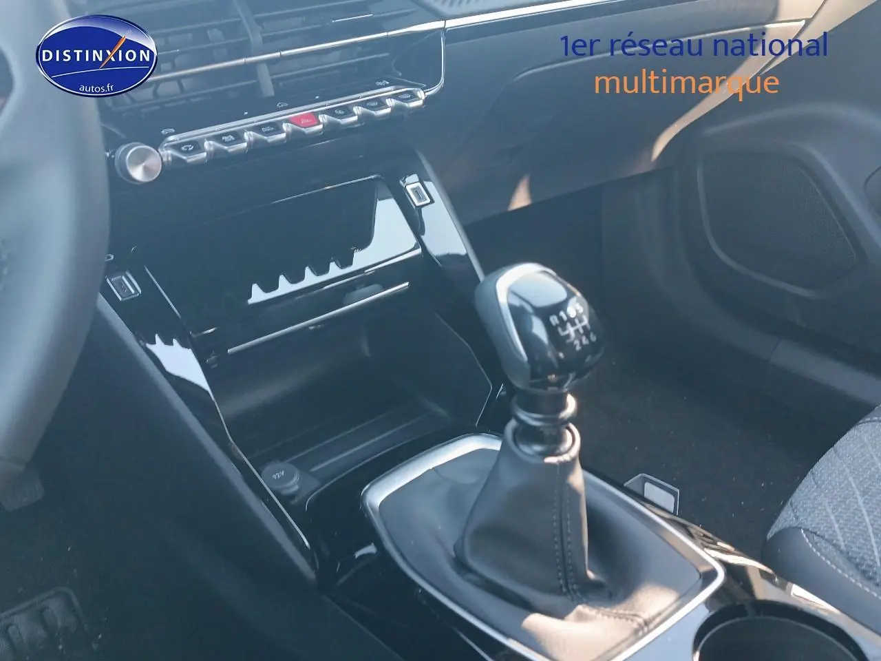 Gros plan sur la console centrale et levier de vitesses manuelle du Peugeot 2008 gris, intérieur moderne et épuré.