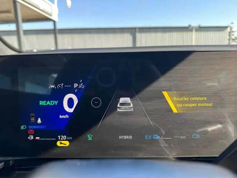 Affichage numérique du tableau de bord du Renault Rafale hybride, montrant la vitesse à 0 km/h et l'état prêt au démarrage.
