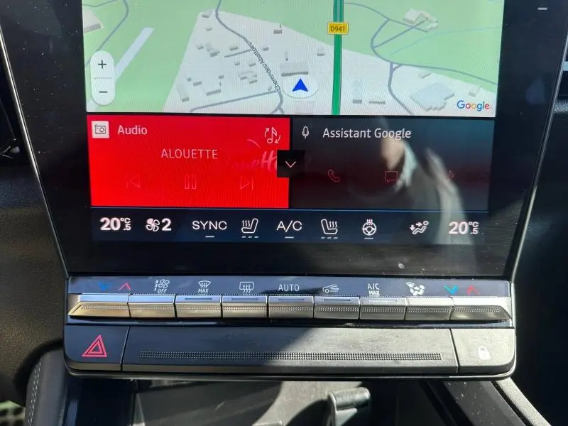 Vue rapprochée de l’écran tactile central et commandes climatisation du Renault Rafale bleu sommet 2025.