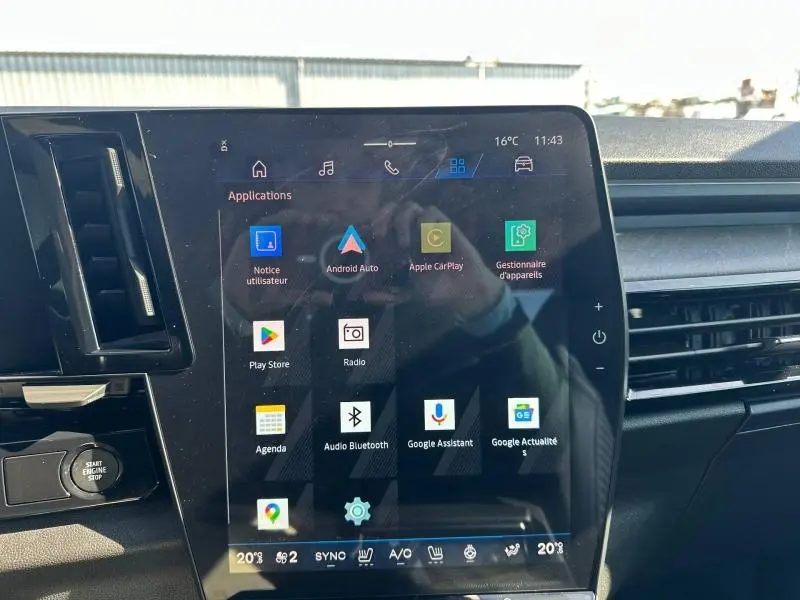 Écran tactile central du tableau de bord de la Renault Rafale 2025 bleu sommet, affichant les applications connectées.