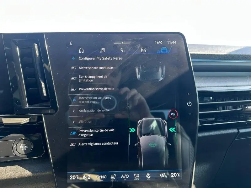 Vue rapprochée de l'écran tactile central du Renault Rafale 2025, affichant les aides à la conduite.