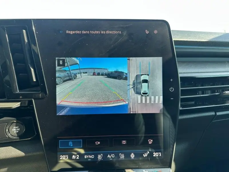 Vue intérieure du tableau de bord du Renault Rafale bleu, écran tactile affichant la caméra de recul et vue à 360° du véhicule.