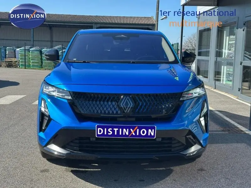 Vue frontale d'une Renault Rafale 1.2 E-Tech bleu sommet métallisé avec calandre noire et phares LED fins.