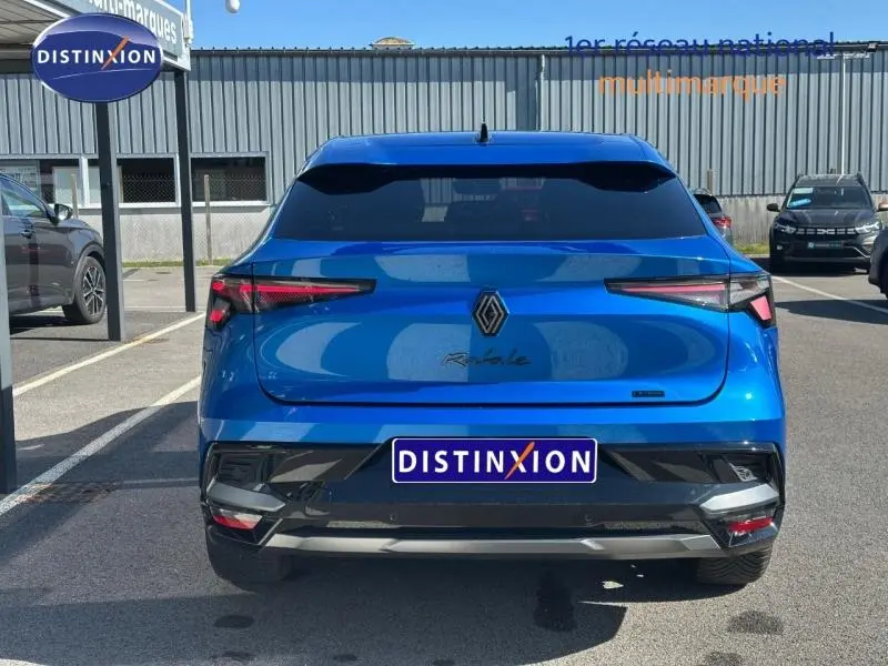 Vue arrière d'une Renault Rafale 1.2 E-Tech bleu sommet métallisé avec feux arrière LED et lunette arrière surteintée.