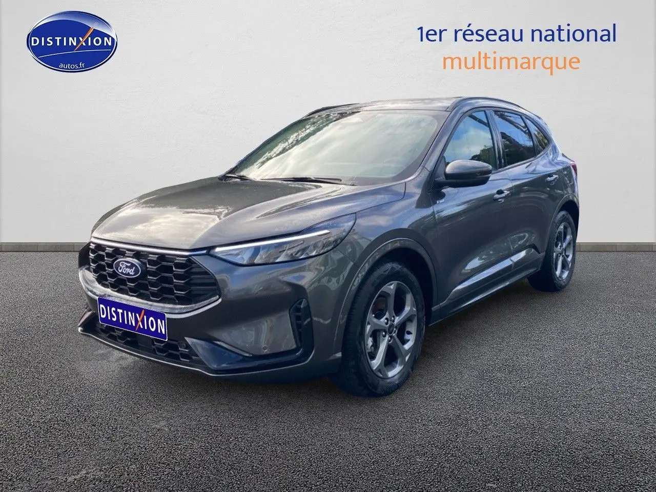 Ford Kuga 2025 gris métallisé vu en 3/4 avant droit avec calandre noire et jantes alu distinctives.