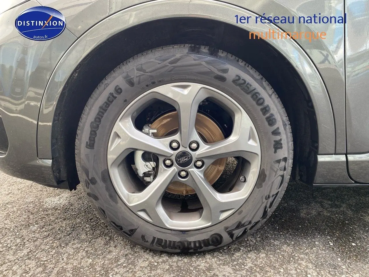 Gros plan sur la roue avant droite en jante alu du Ford Kuga gris Magnetic Fashion Métallisée 2025.