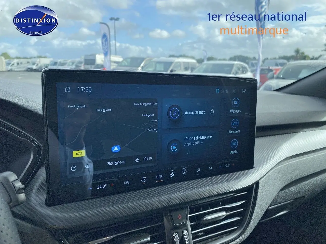 Vue intérieure du tableau de bord du Ford Kuga 2025, écran tactile multifonction avec navigation active, ambiance moderne et finition carbone.