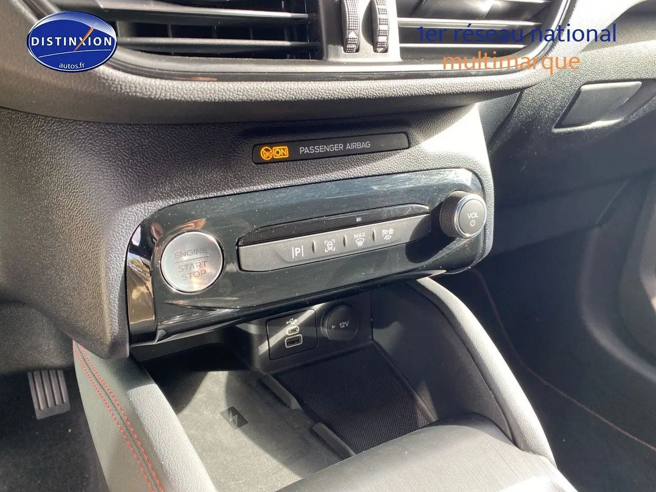 Détail de la console centrale noire du Ford Kuga 2025 avec bouton start/stop et commandes multimédia.