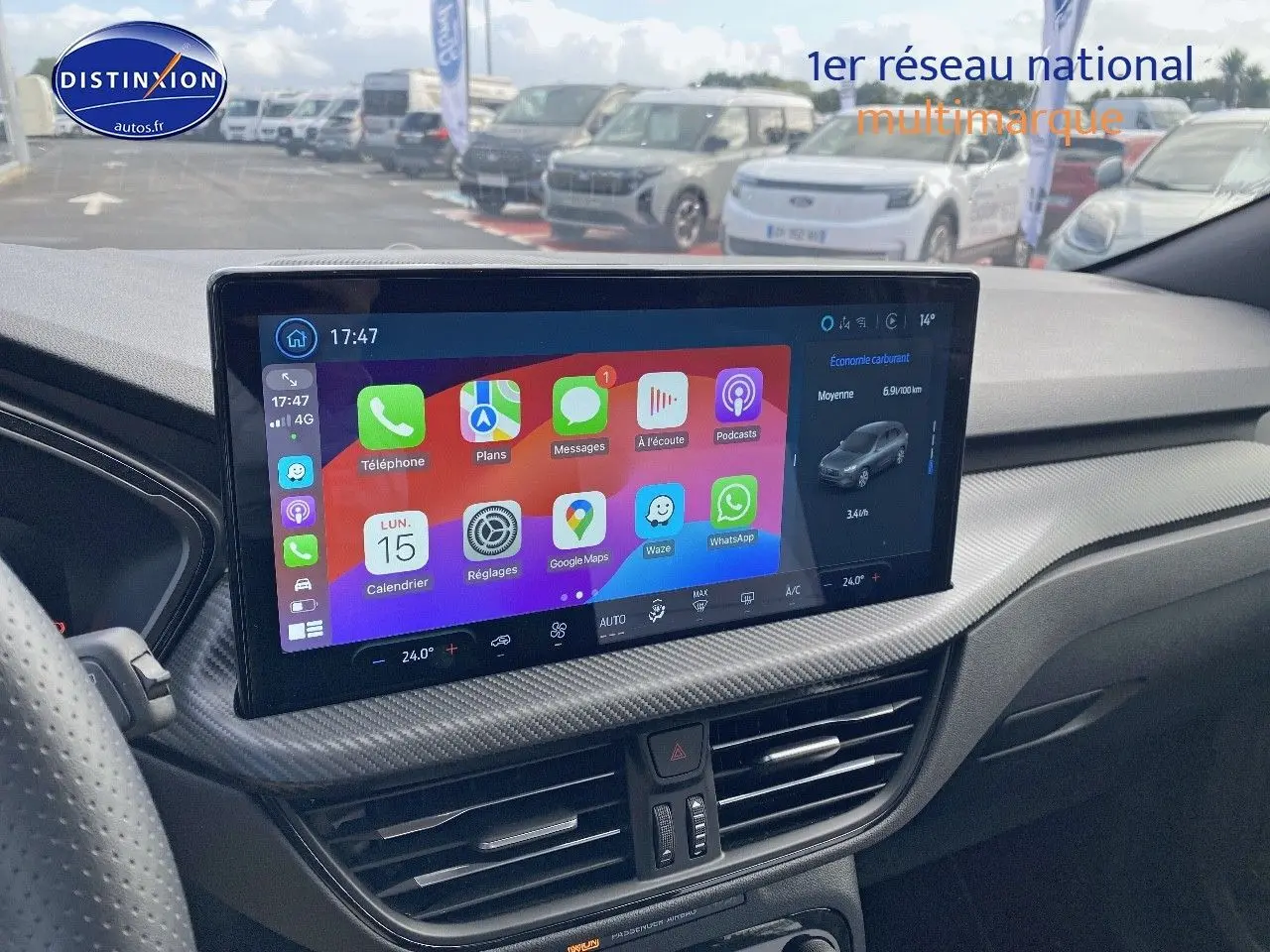 Vue intérieure du tableau de bord du Ford Kuga 2025 avec écran tactile central affichant applications connectées.