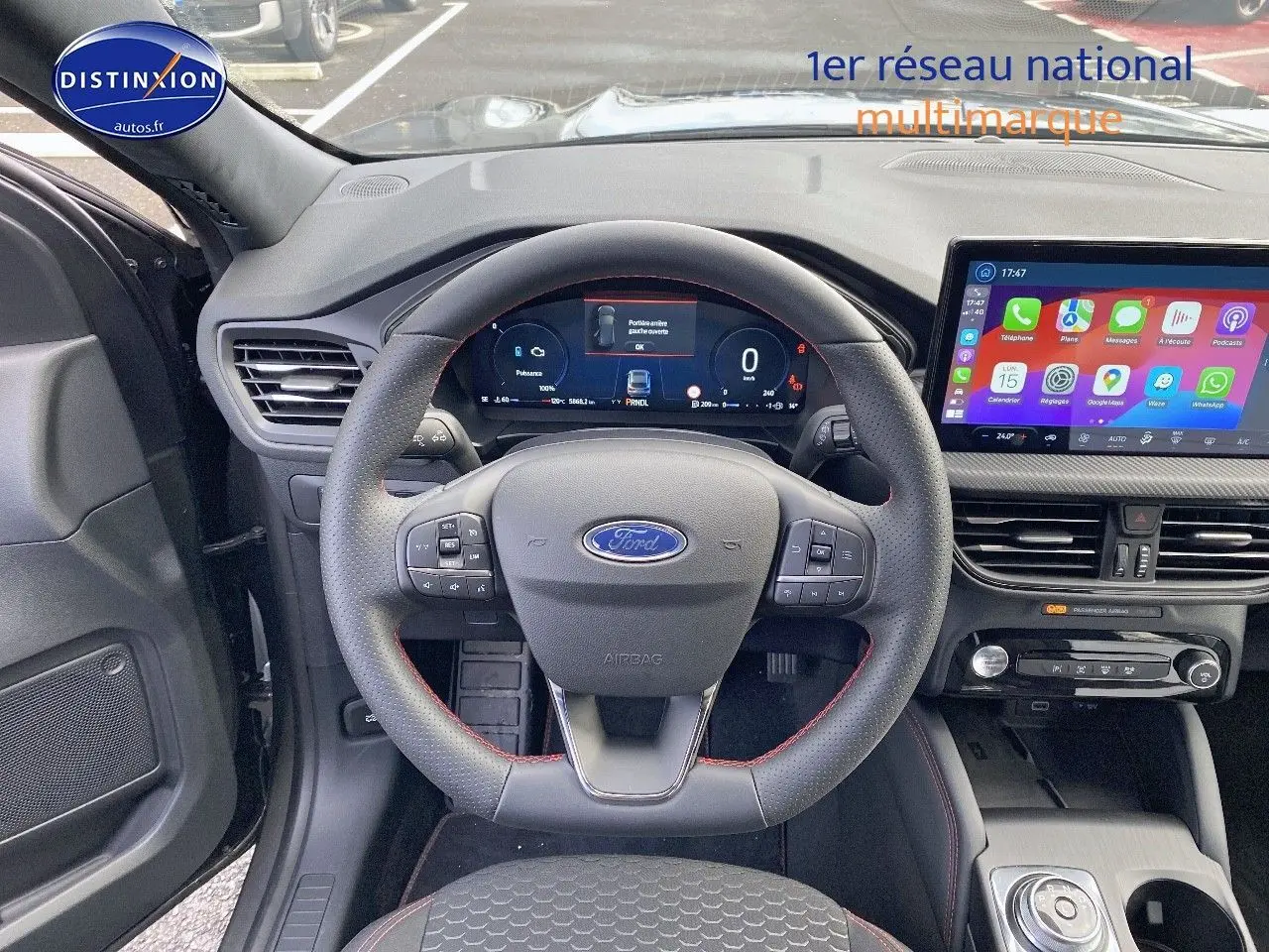Vue intérieure centrée sur le volant du Ford Kuga 2025 avec tableau de bord numérique et écran tactile couleur.