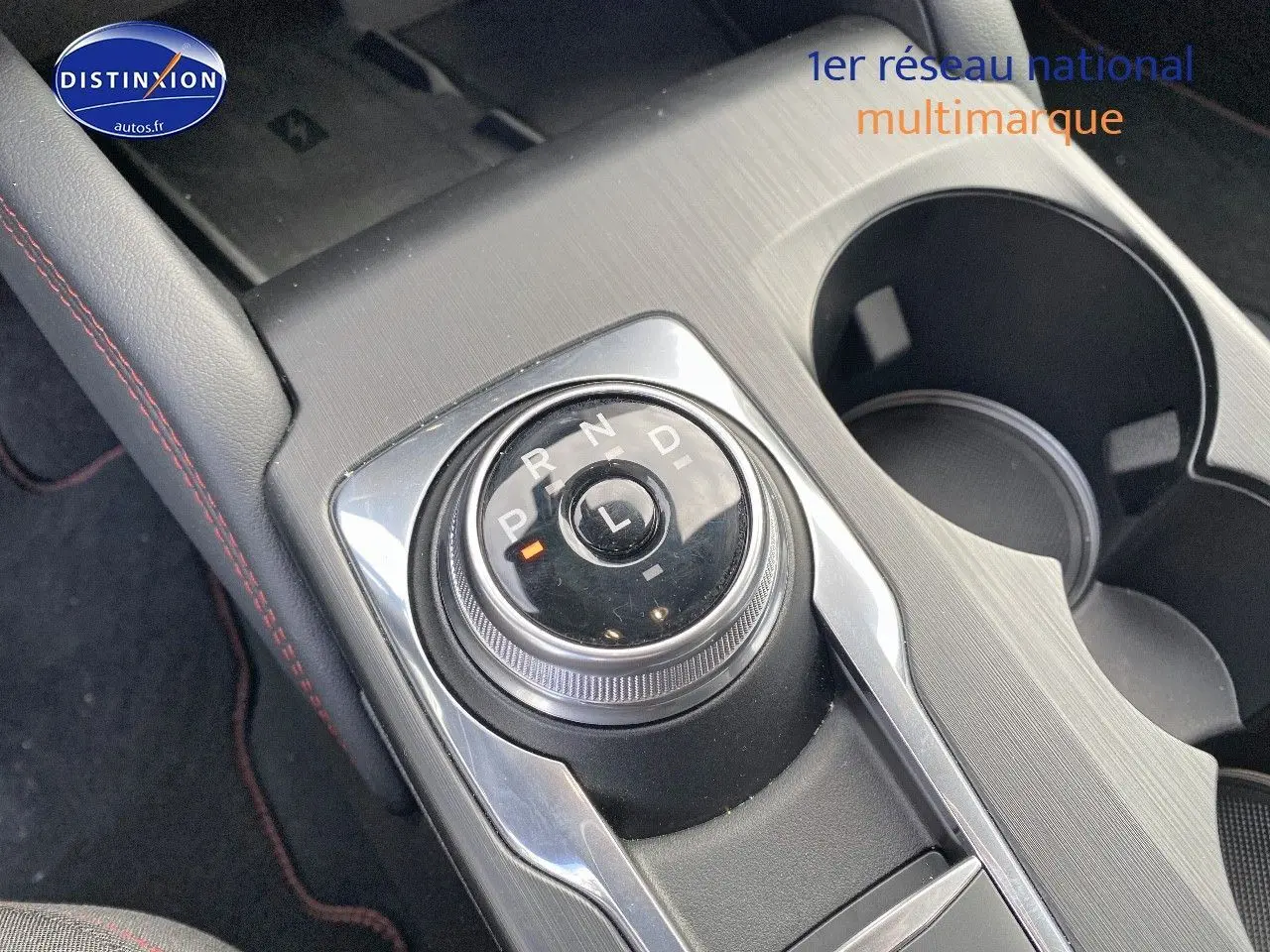 Vue rapprochée de la molette de sélection de la boîte automatique dans l’habitacle du Ford Kuga 2025.