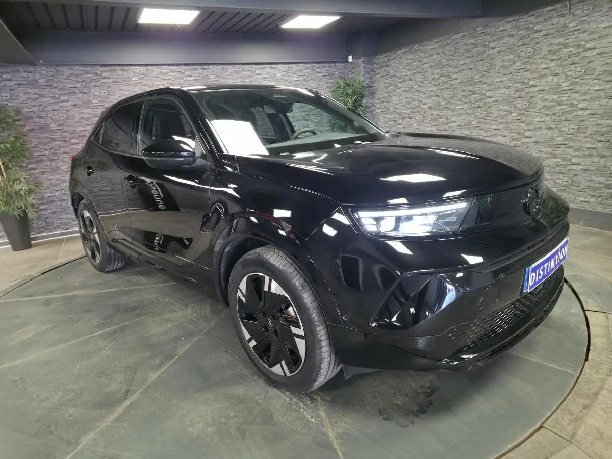 Opel Mokka-e noir en 3/4 avant droit, avec phares Matrix LED et jantes alliage 18 pouces diamantées.