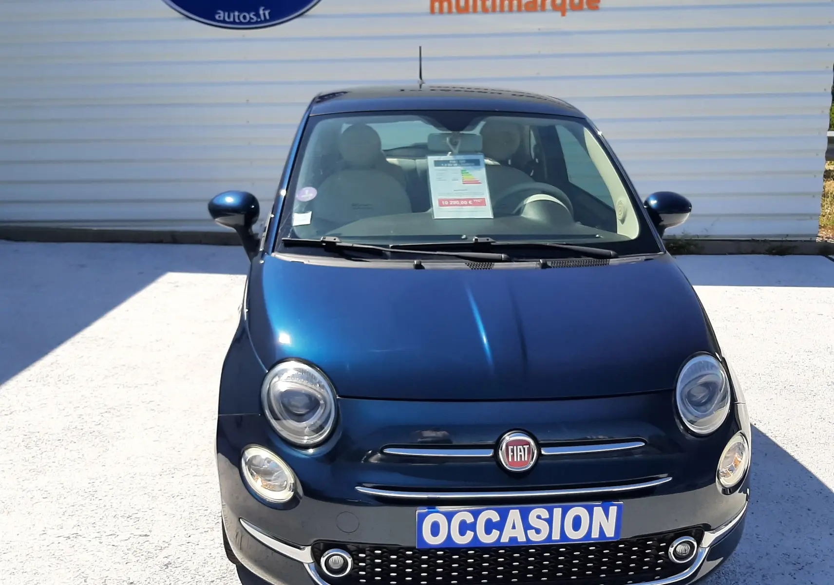 Vue avant d'une FIAT 500 Lounge bleu 2018 avec plaque "OCCASION" et logo FIAT bien visible sur la calandre.