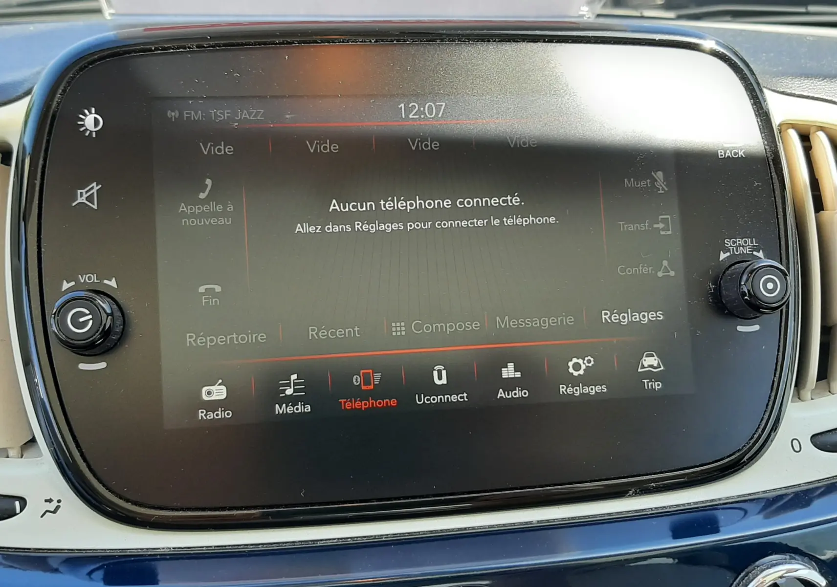 Écran tactile central de la Fiat 500 Lounge 2018 bleu, affichant le menu téléphone avec commandes autour.