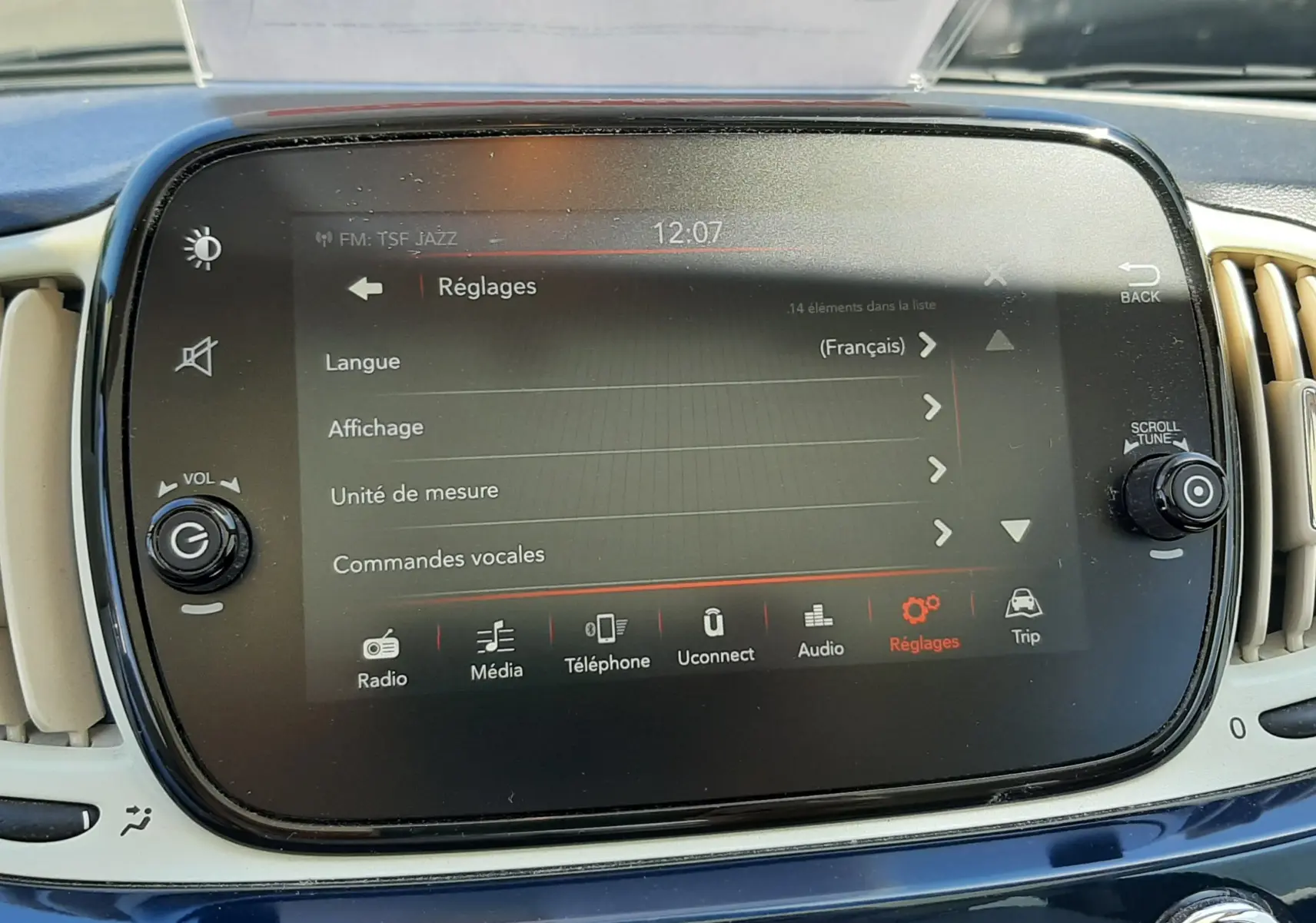 Vue rapprochée de l’écran tactile central et tableau de bord bleu de la Fiat 500 1.2 8V 69 Lounge 2018.