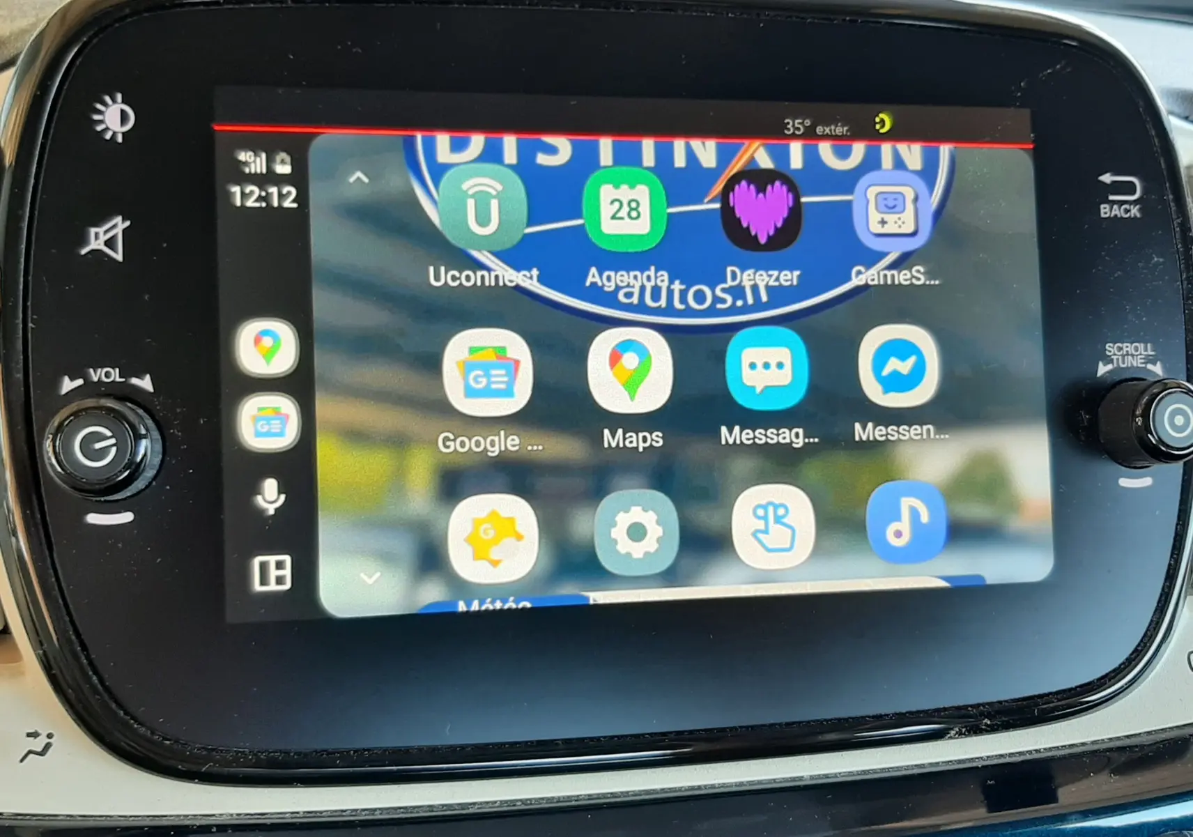Écran tactile central de la FIAT 500 Lounge bleu 2018 affichant des applications connectées, vue intérieure rapprochée.
