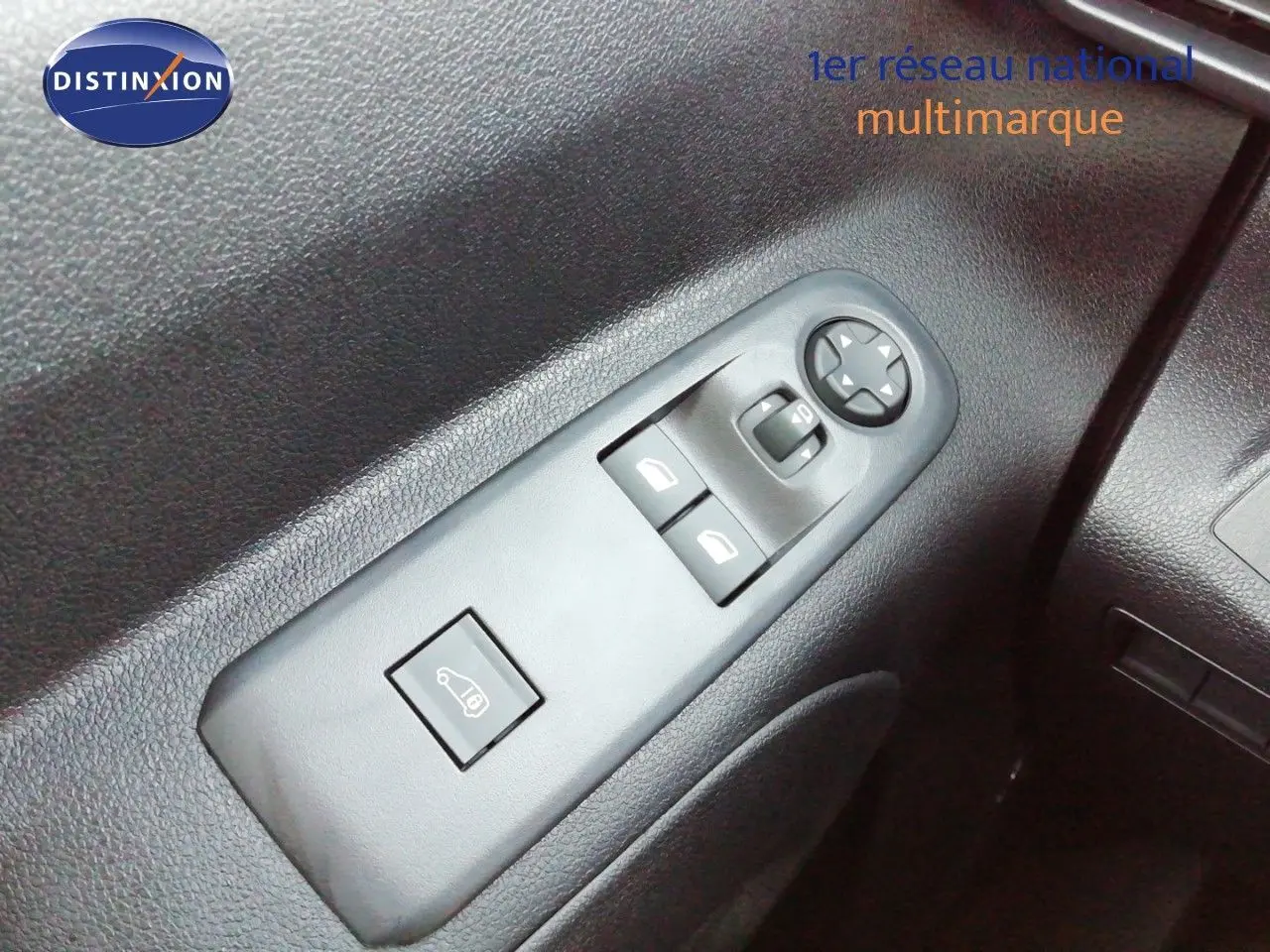 Gros plan sur les commandes de lève-vitres et réglage des rétroviseurs côté conducteur du Peugeot Partner blanc Kaolin.