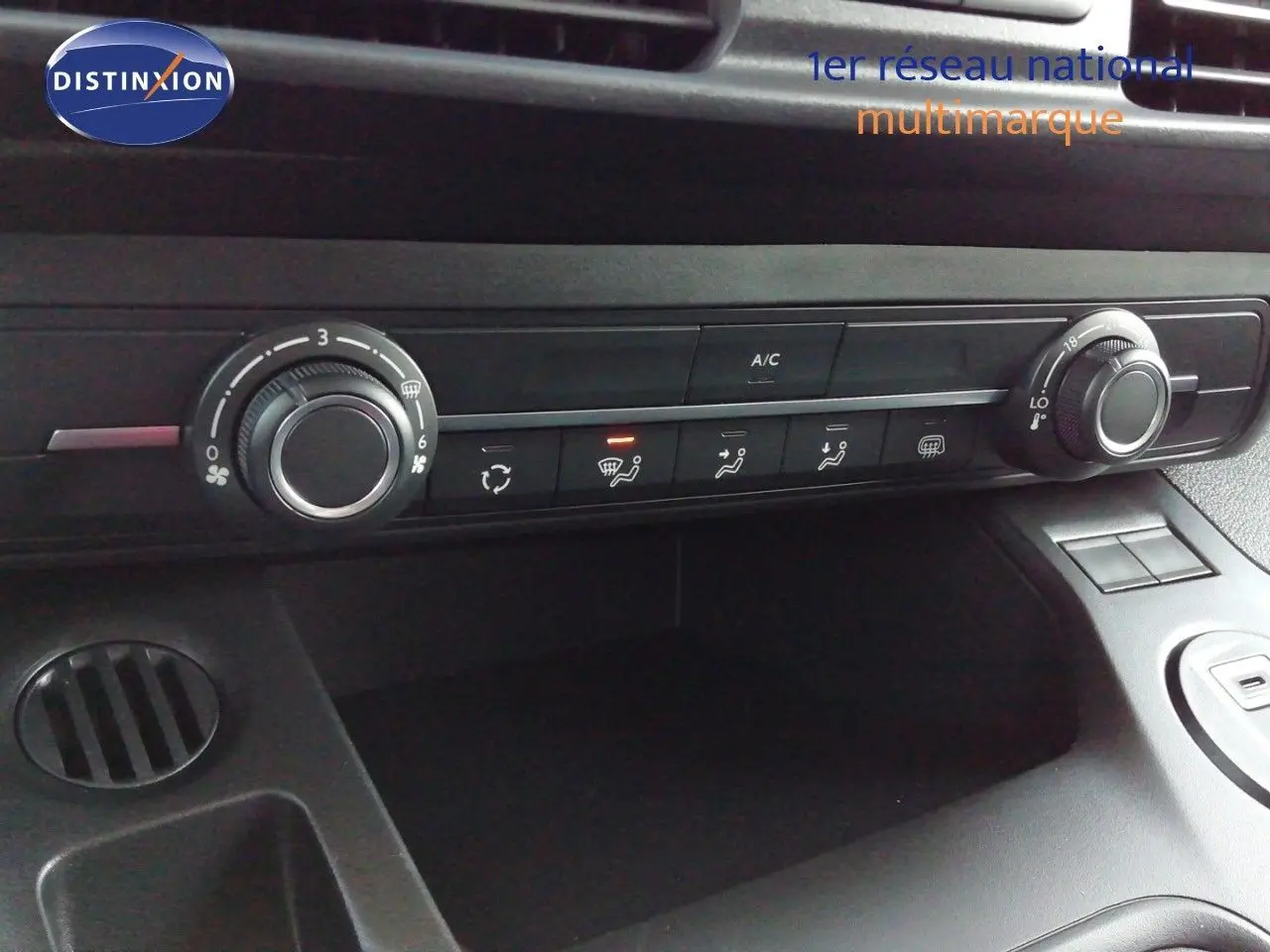 Gros plan sur la console centrale du Peugeot Partner 2026, montrant les commandes de climatisation et ventilation.