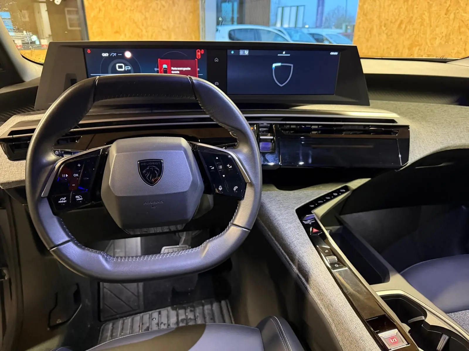 Vue intérieure du tableau de bord du Peugeot 3008 1.2 Hybrid 136 Allure 2025, volant compact et écran numérique large.