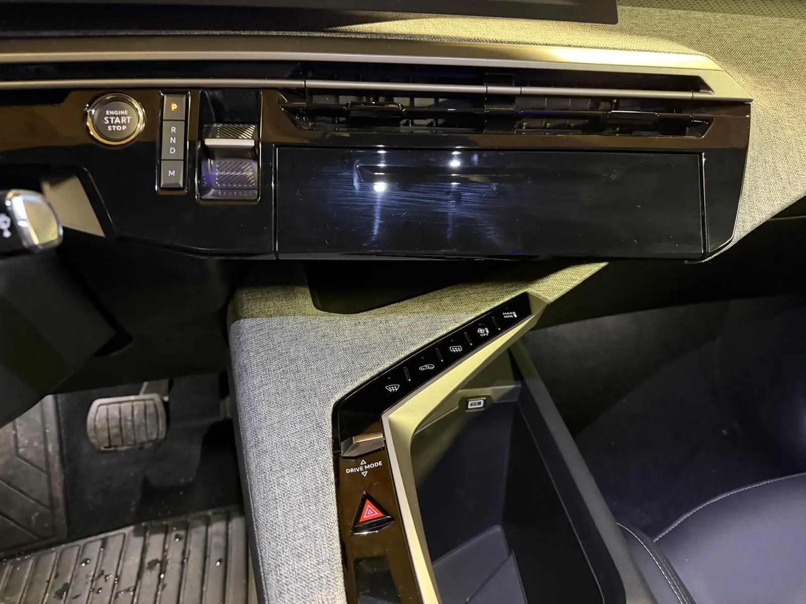 Vue intérieure du tableau de bord et console centrale du Peugeot 3008 gris, avec démarrage sans clé et commandes tactiles.