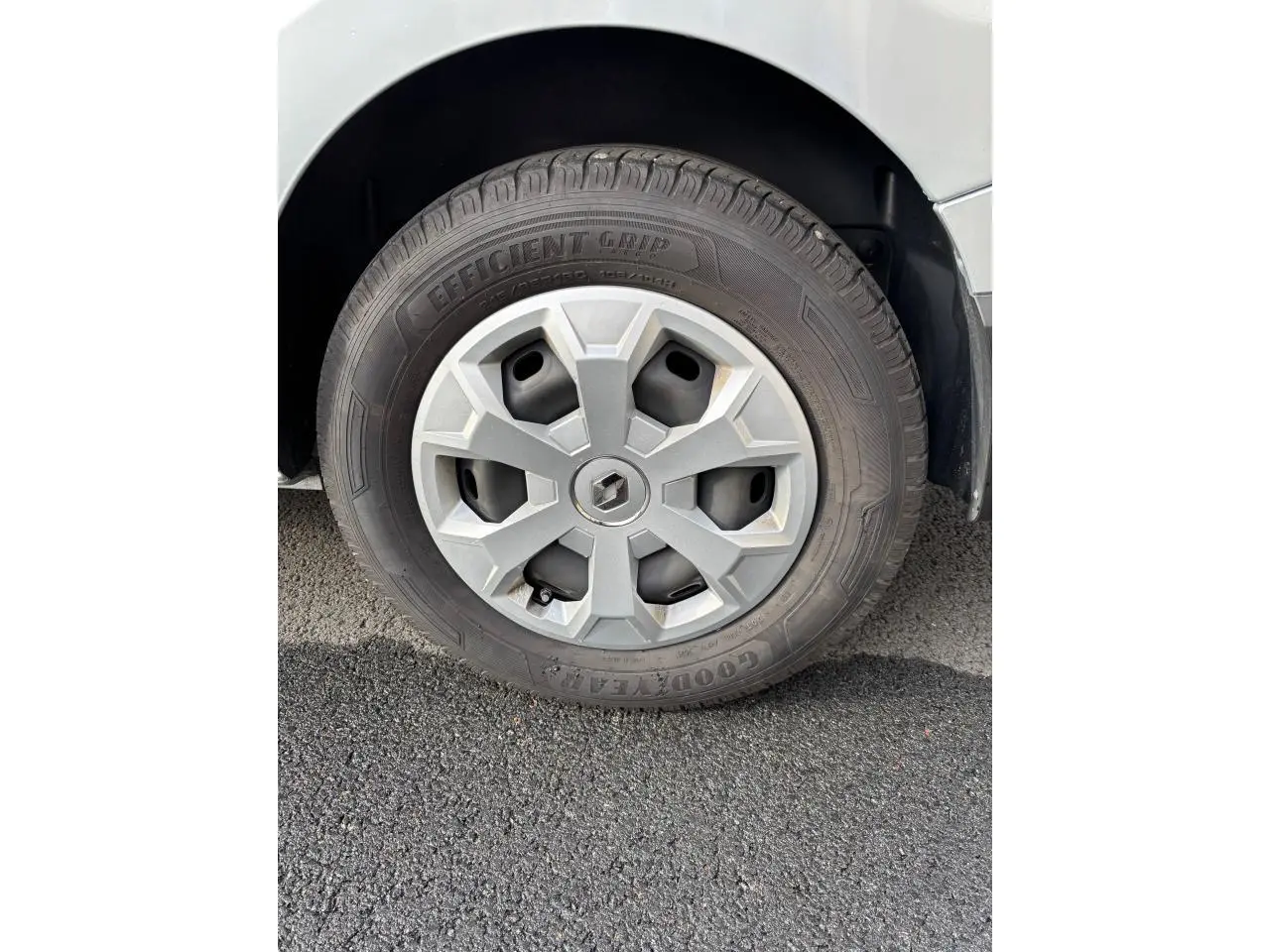 Gros plan sur la roue avant droite gris clair du Renault Trafic Fourgon avec jante Goodyear et enjoliveur Renault.