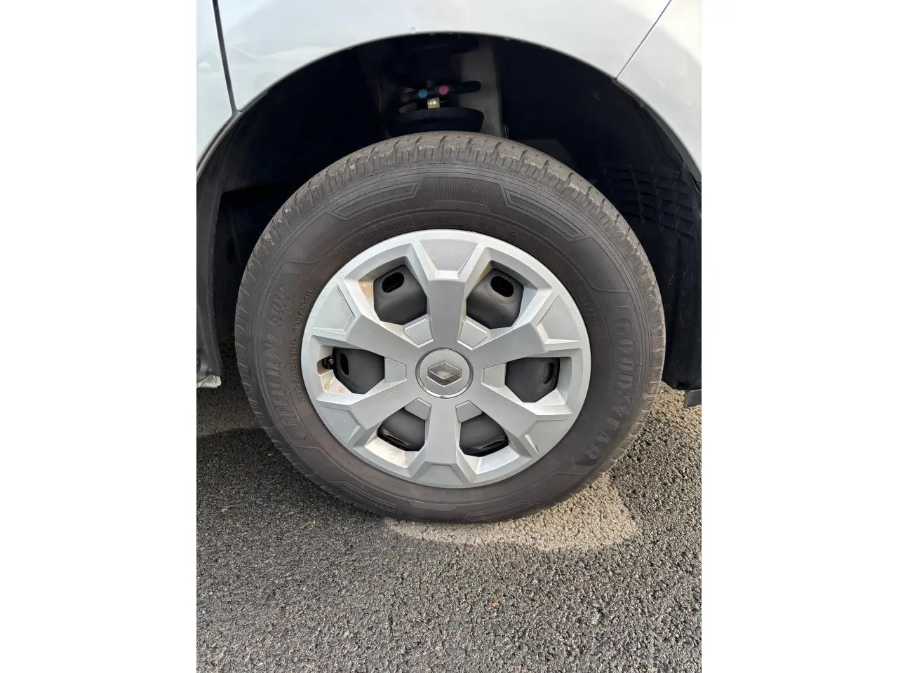 Gros plan sur la roue avant gauche grise du Renault Trafic Fourgon L2 DCI 150 Energy avec jante 16 pouces.