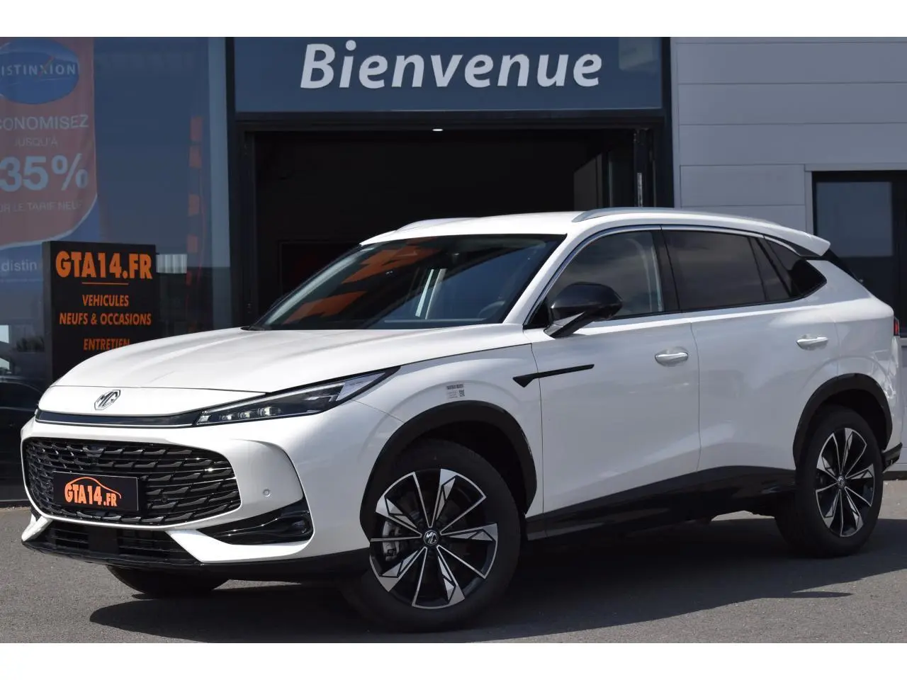 MG Motor EHS blanc métallisé en 3/4 avant droit, avec jantes alliage noires et toit panoramique noir.