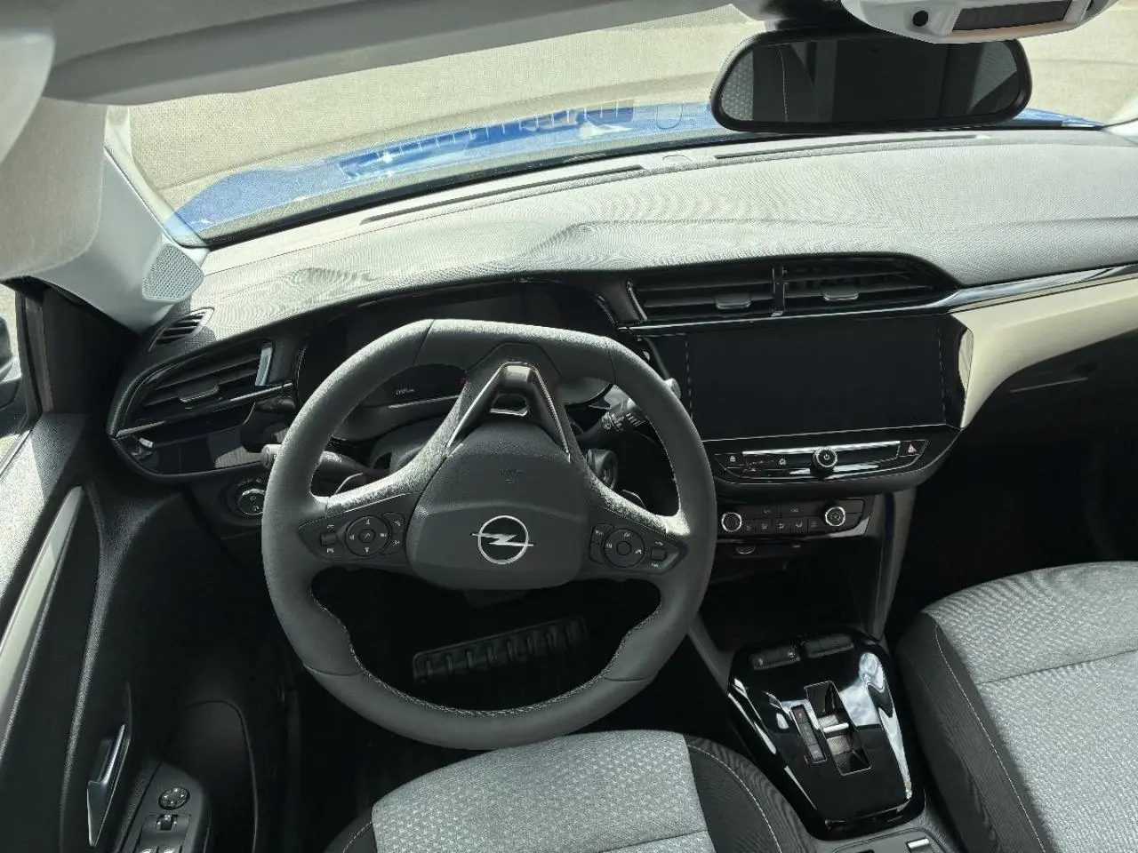 Vue intérieure de l’Opel Corsa 2025, tableau de bord et volant noir avec écran tactile central éteint.