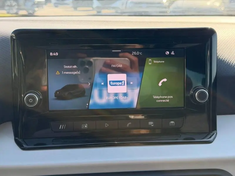 Écran tactile central du tableau de bord du SEAT Arona 2025 avec interface radio et téléphone visible.
