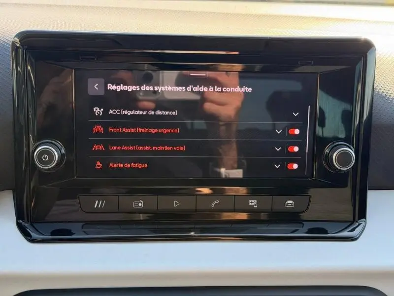 Écran tactile central du tableau de bord montrant les réglages d’aides à la conduite sur Seat Arona 2025.
