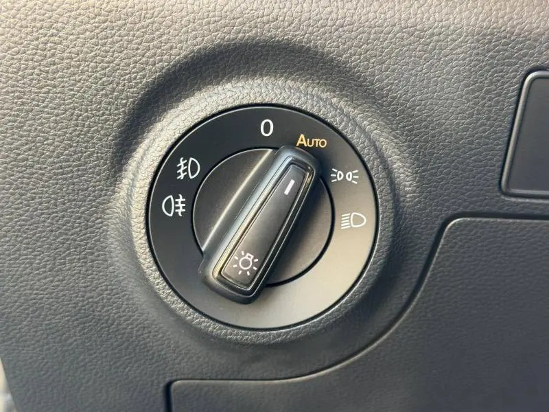 Gros plan sur la molette de réglage des phares du tableau de bord du SEAT Arona 2025, finition Style Business.